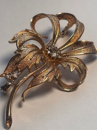Broche vintage dorado con pedrería