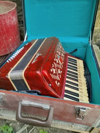 Acordeón Antiguo Rojo