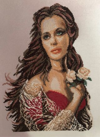Bordado a punto de cruz mujer con rosa