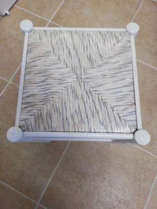 Taburete blanco asiento rafia