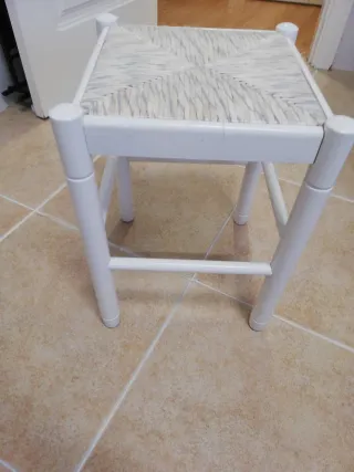 Taburete blanco asiento rafia