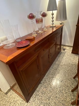 Aparador de madera y cristal