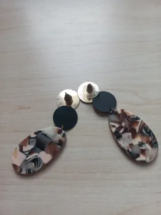 Pendientes dorados y multicolor