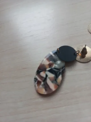 Pendientes dorados y multicolor