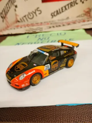 Scalextric Porsche 911 GT3 Cup UPS con luces 1.32