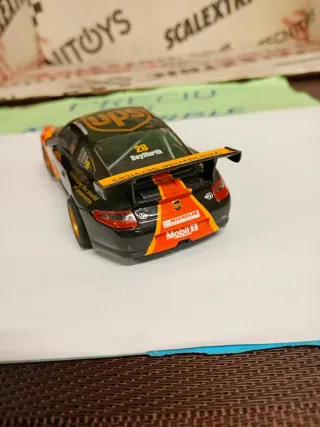 Scalextric Porsche 911 GT3 Cup UPS con luces 1.32