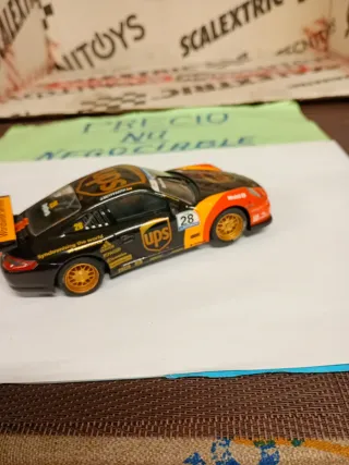 Scalextric Porsche 911 GT3 Cup UPS con luces 1.32