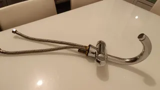Grifo de metal dorado y plateado. Gira