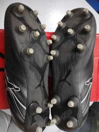 Botas de fútbol Puma Negras y Blancas