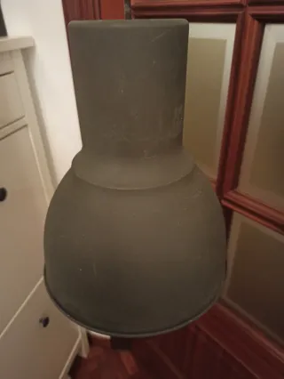 Lámpara de techo gris metal.