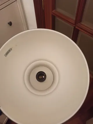 Lámpara de techo gris metal.