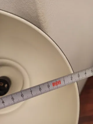 Lámpara de techo gris metal.