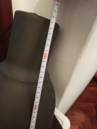 Lámpara de techo gris metal.