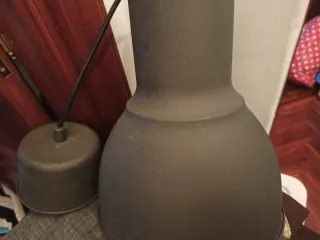 Lámpara de techo gris metal.