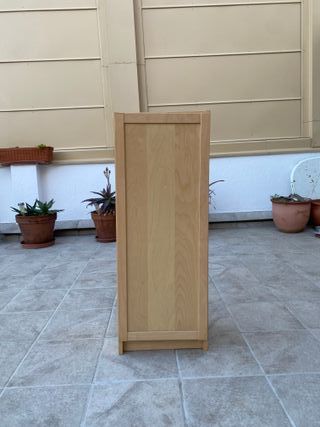 Estantería de madera con puerta