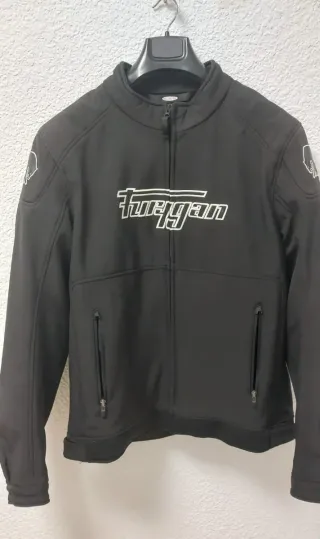 Chaqueta de moto Furygan con protecciones.