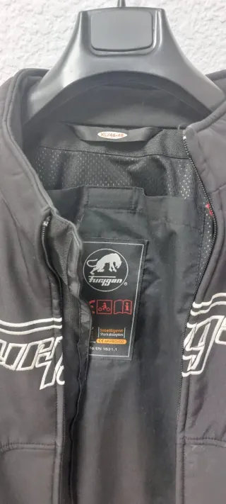 Chaqueta de moto Furygan con protecciones.