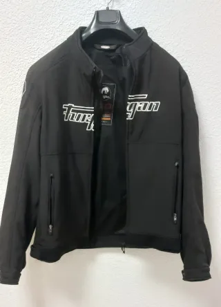 Chaqueta de moto Furygan con protecciones.