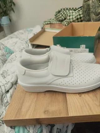 Zapatos blancos de piel para farmacia