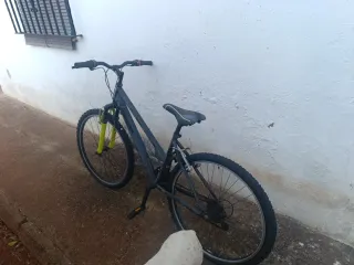 Dos bicicletas de montaña