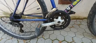 Bicicleta de montaña azul