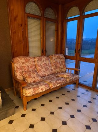 REGALO Sofá de madera con tapicería floral