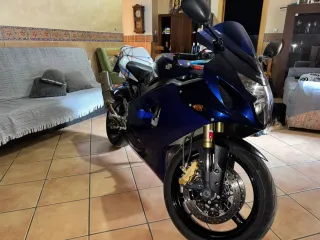 Suzuki GSX-R Azul y Blanca