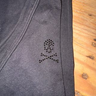 Camiseta Scalpers negra con detalle calavera