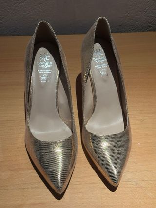 Zapatos de tacón dorados y plateados