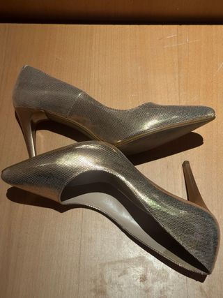 Zapatos de tacón dorados y plateados