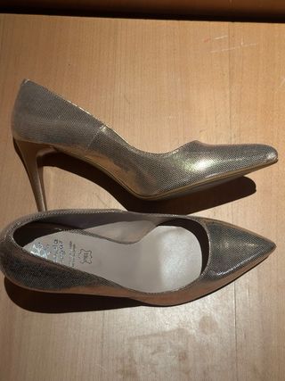 Zapatos de tacón dorados y plateados