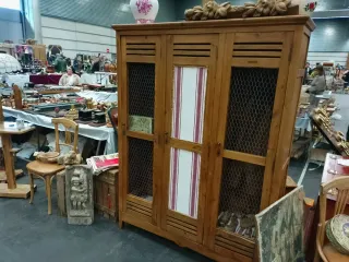 Mueble restaurado antiguas taquillas de madera.