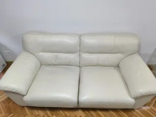 Sofá de piel beige
