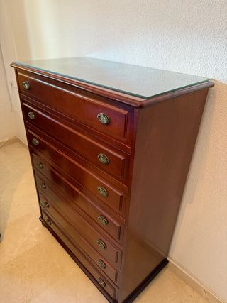 Cómoda antigua de madera con tapa de cristal