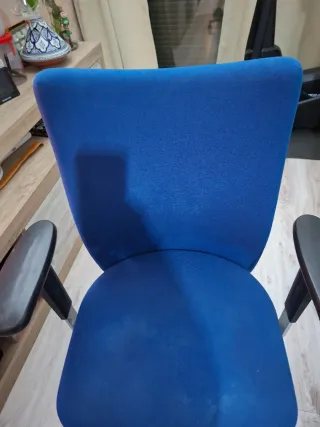 Silla de oficina ergonómica azul
