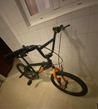 Bicicleta BMX Negra y Naranja