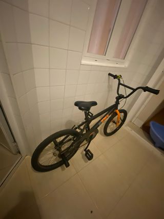 Bicicleta BMX Negra y Naranja