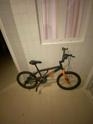 Bicicleta BMX Negra y Naranja