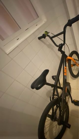 Bicicleta BMX Negra y Naranja
