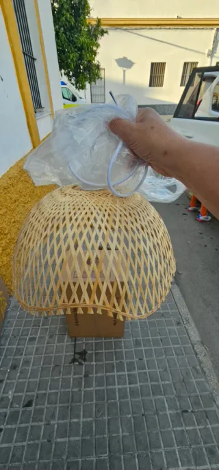 Lámpara de bambú tejida