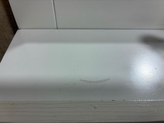 Espejo de baño blanco con repisa