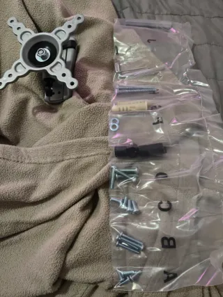 Soporte TV Gris con Accesorios de aluminio.