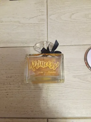 Perfume Princess by Karina y Marina con un espejo