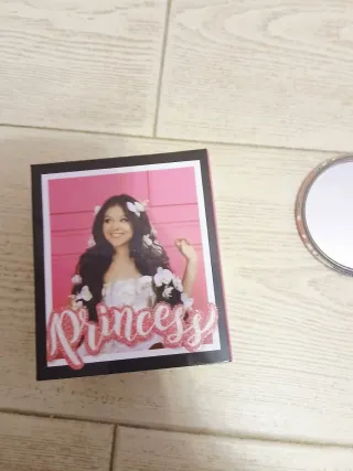 Perfume Princess by Karina y Marina con un espejo