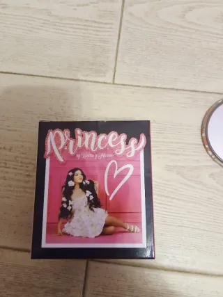 Perfume Princess by Karina y Marina con un espejo