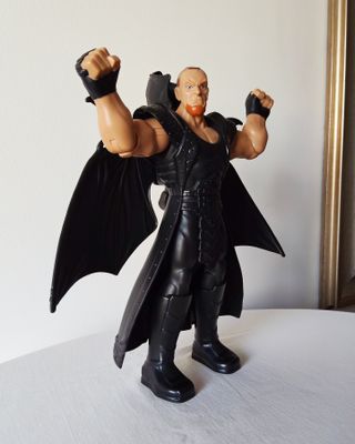 WWE Undertaker 30 cm con ali apribili, Mattel
