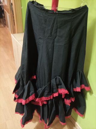 Falda flamenca negra con volantes rojos