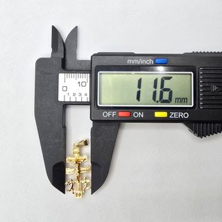 Cruz de oro de 18k. Peso: 1.33 g.