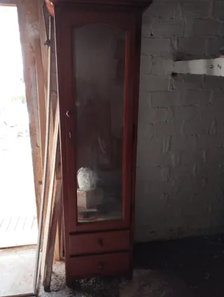 Vitrina de madera y cristal