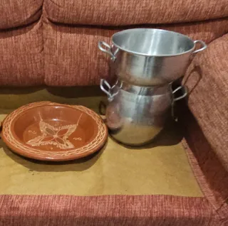 Juego de ollas y plato de barro